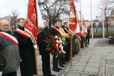 Imieniny Marszałka w Łodzi. Złożyli kwiaty pod pomnikiem Piłsudskiego [ZDJĘCIA]