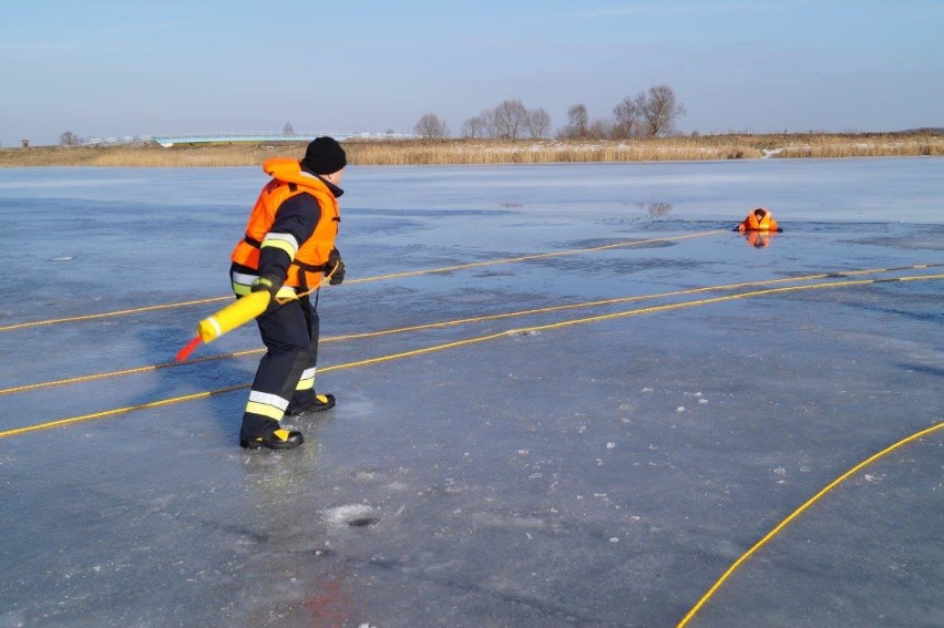 Ćwiczenia strażaków w Karpowiczach. Wyciągali tonącego z przerębla (zdjęcia)
