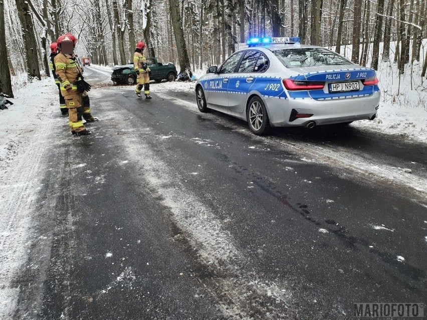 Turawa Marszałki. Wypadek na lokalnej drodze - samochód uderzył w drzewo. Jedna osoba jest bardzo ciężko ranna