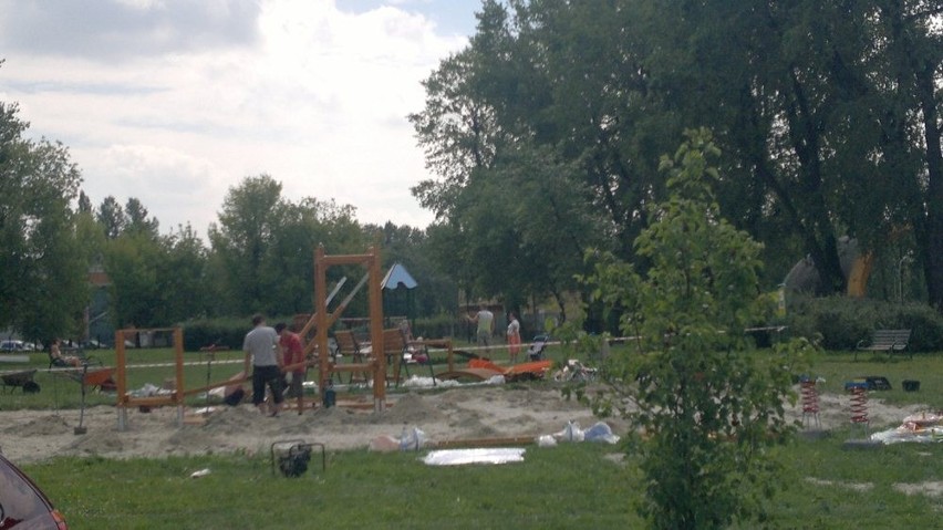Rozpoczęła się budowa placu zabaw od Nivei w Gliwicach-Sośnicy za kościołem św. Jacka
