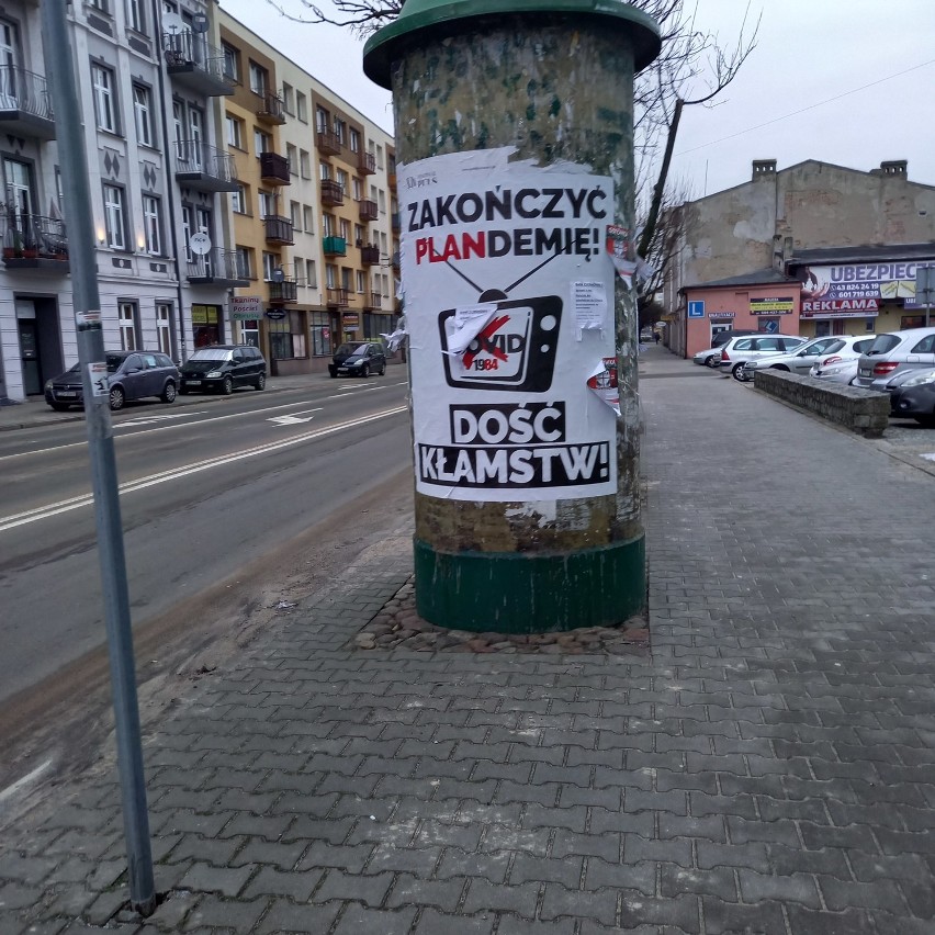 Antyszczepionkowe i antycovidowe plakaty w Zduńskiej Woli,...
