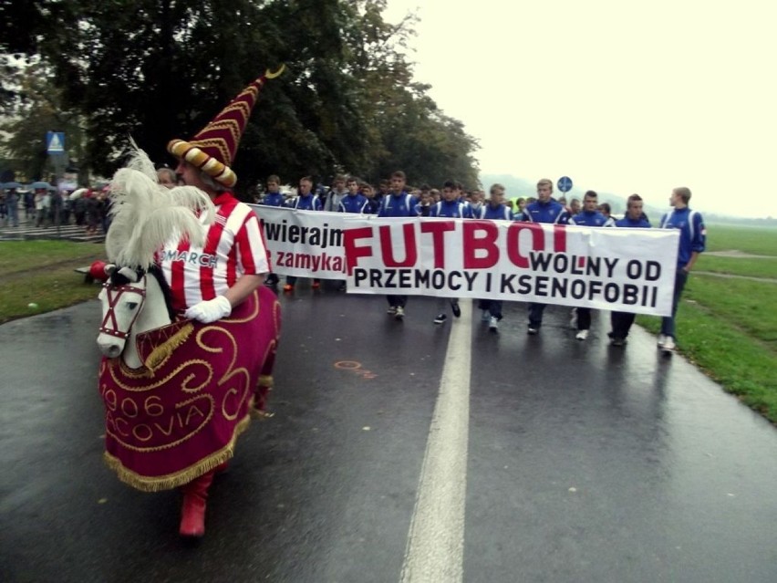 Uczestników milczącego marszu prowadził Lajkonik - maskotka...