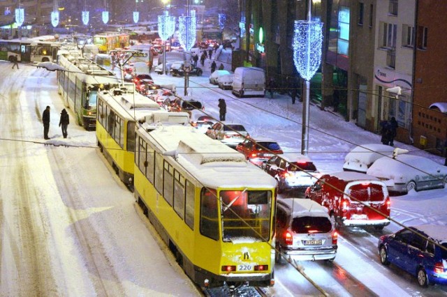 W piątek dojazd na Prawobrzeże zajmował nawet 6 godzin. Co bardziej zdesperowani szczecinianie, zdecydowali się wracać do domu na pieszo