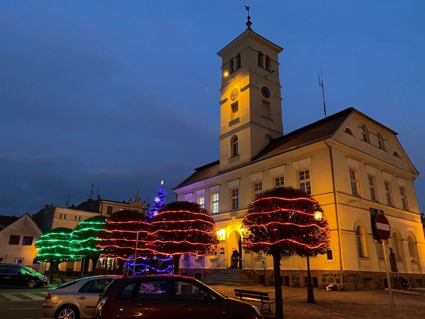 Poniec. Świąteczne iluminacje rozbłysły w Poniecu. Czuć już świąteczny nastrój [ZDJĘCIA] 