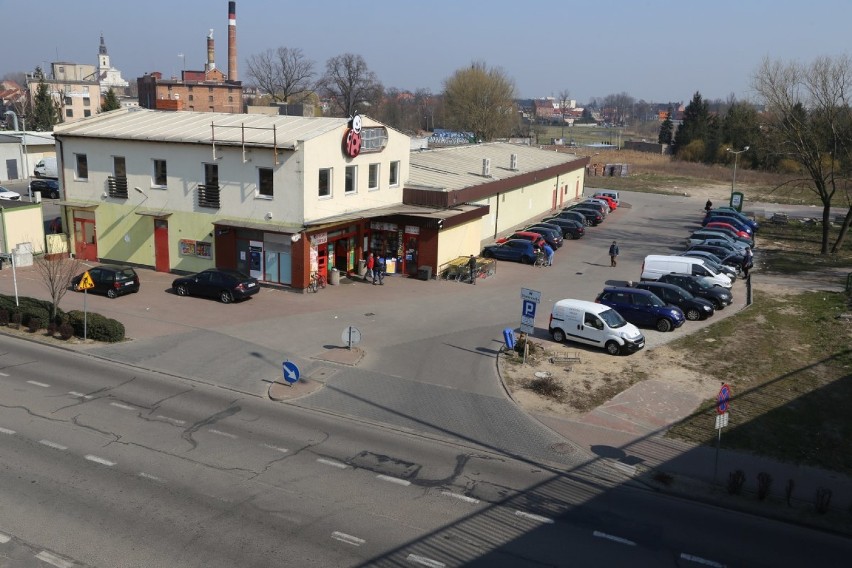 Opustoszałe centrum Wolsztyna, pustki także na parkingach pod marketami