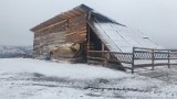 Zakopane. Wiata z drewnem na Bachledzkim Wierchu nadal stoi. Pomimo sądowego nakazu rozbiórki