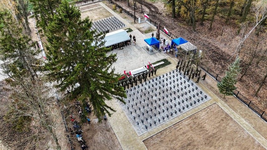 Na cmentarzu wojennym w Mełnie spoczywa 268 żołnierzy,...