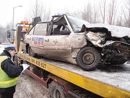Ranny kierowca poloneza trafił do szpitala, jego samochód zabrała pomoc drogowa.