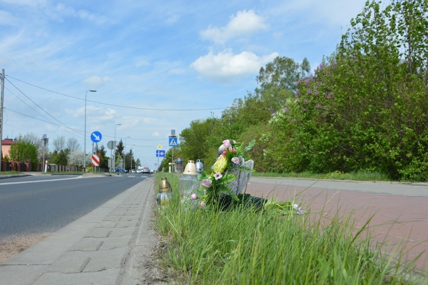 W miejscu wypadku palą się znicze