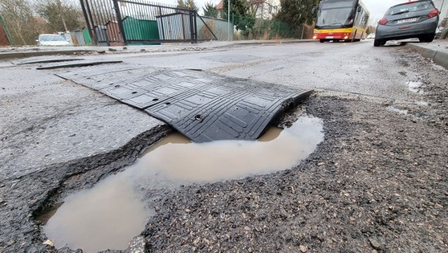 Kieleckie ulice są w stanie dramatycznym. Kilka dni temu interweniowaliśmy w tej sprawie i pokazywaliśmy, jak poszczególne drogi wyglądają. Od lat kierowcy narzekają, że zwłaszcza w okresie zimowo-wiosennym jest mnóstwo dziur, wybojów i kolein. Radny Miasta Kielce Marcin Stępniewski również zwraca na to uwagę i proponuje wprowadzenie Strategii Odbudowy Dróg w Kielcach.