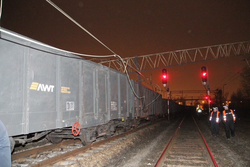 Wrocław: Na przejeździe na ul. Czajkowskiego wykoleił się pociąg towarowy