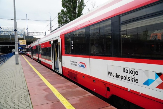 Gnieźnieński Sanepid apeluje do pasażerów, którzy we wrześniu jeździli pociągami Kolei Wielkopolskich i Polregio, by w przypadku stwierdzenia niepokojących objawów zgłosili się do lekarza rodzinnego.