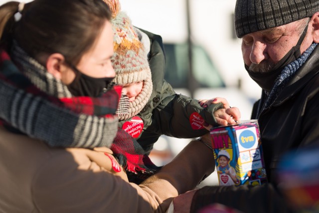 Na Targu Śniadaniowym w Żarach przy każdym stoisku można było znaleźć puszkę WOŚP. Orkiestra grała tutaj na całego!