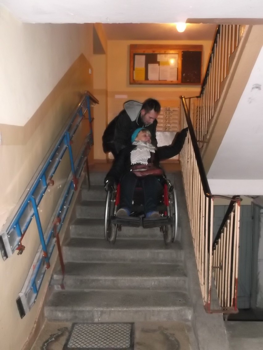 Pilanka zbiera na windę dla niepełnosprawnych