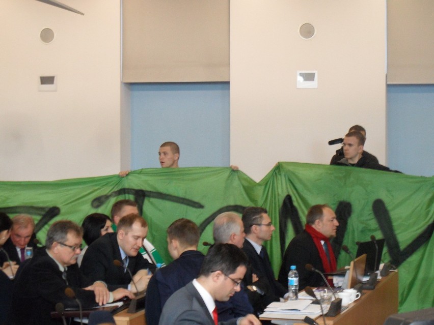 Kibice Włókniarza protestują na sesji Rady Miasta w Częstochowie ZDJĘCIA