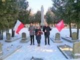 Inowrocław. Delegacje złożyły kwiaty na grobach i w miejscach upamiętniających powstańców wielkopolskich. Zdjęcia