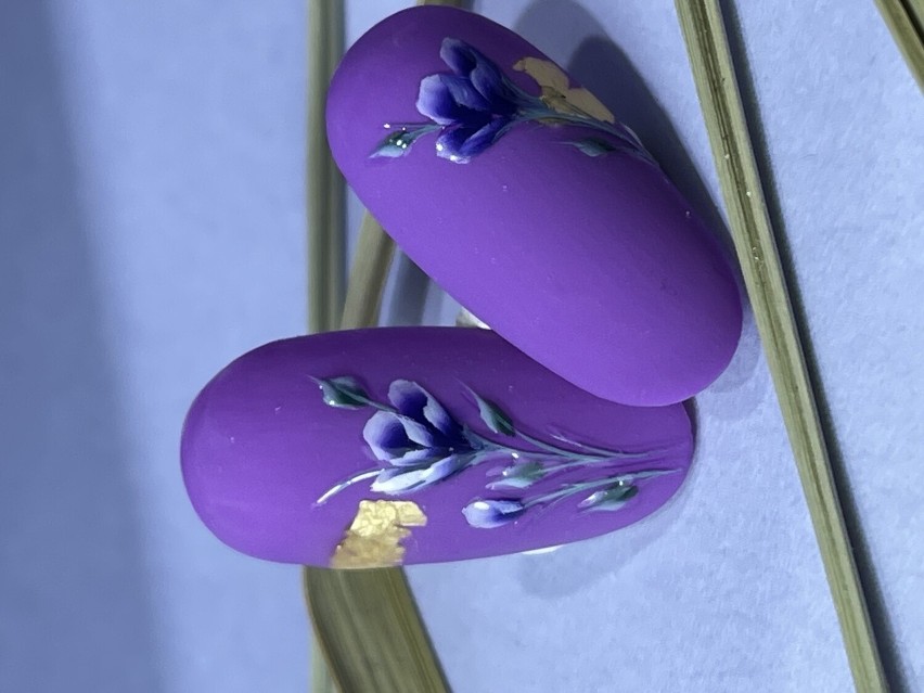 Kwiatowe wzory na paznokciach są bardzo modne w tym sezonie.