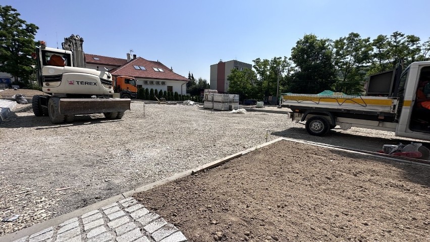 Postępują prace przy budowie parkingu przy szpitalu w Bochni. Obiekt od strony Krakowskiej pomieści 35 samochodów. Zdjęcia i film