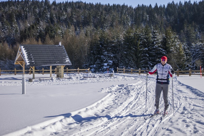 Śnieżne trasy przez lasy, czyli 80 km dla amatorów biegówek. Zobaczcie jak pięknie jest zimą w Beskidach