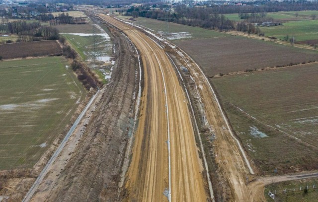 Sąsiedztwo byłego obozu Birkenau spowodowało konieczność oparcia inwestycji na kilku nietypowych rozwiązaniach, jak ukrycie drogi za nasypem