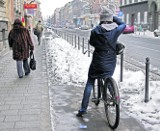 Kraków: śnieg na ścieżkach, rowerzyści na lodzie