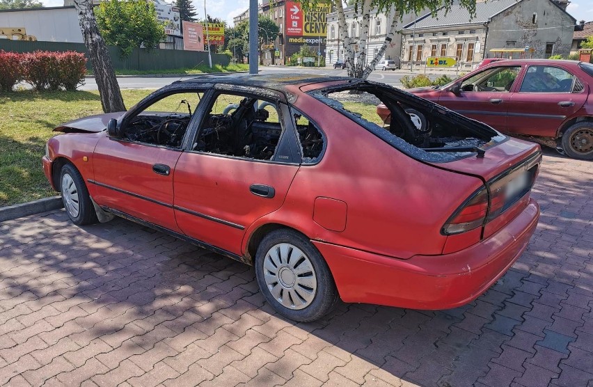 Na parkingu sklepu Lidl przy ul. Mickiewicza w Przemyślu podpalono samochód [ZDJĘCIA]