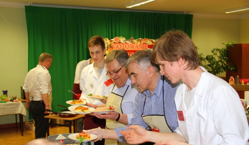 Do wspólnego gotowania zaproszeni zostali: starosta Janusz...