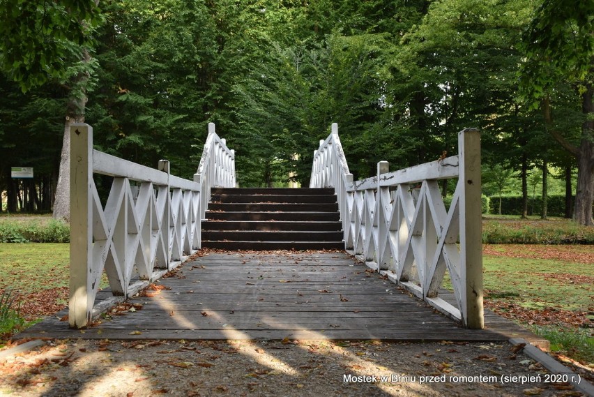 Breń. Urokliwy mostek w breńskim parku został odnowiony. W jesiennej scenerii prezentuje się wspaniale [ZDJĘCIA]