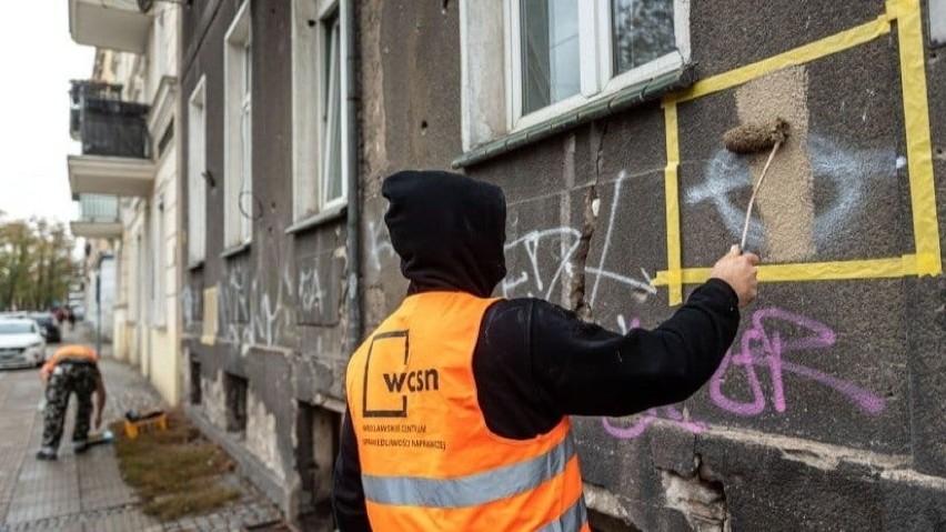 Wrocław: Mowa nienawiści znika z ulic miasta. Pomagają skazani [ZDJĘCIA]