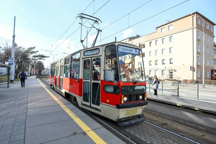 Walentynkowe atrakcja Gdańska. Ulicami miasta jeździ tramwaj...