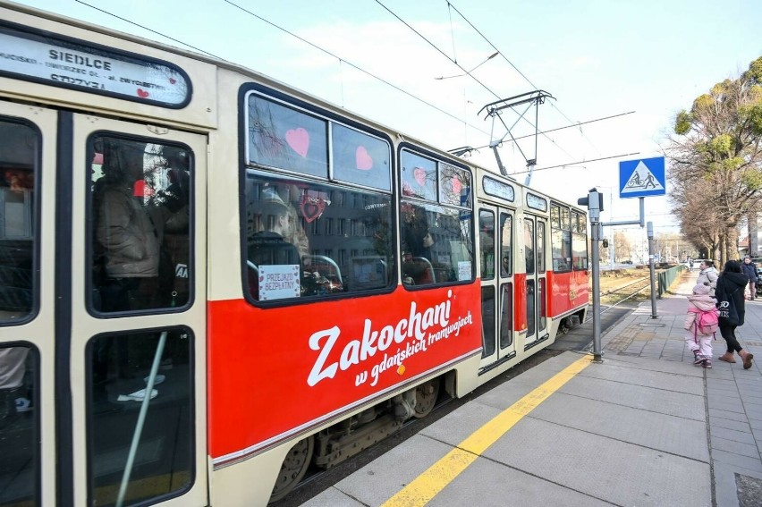 Walentynkowe atrakcja Gdańska. Ulicami miasta jeździ tramwaj...
