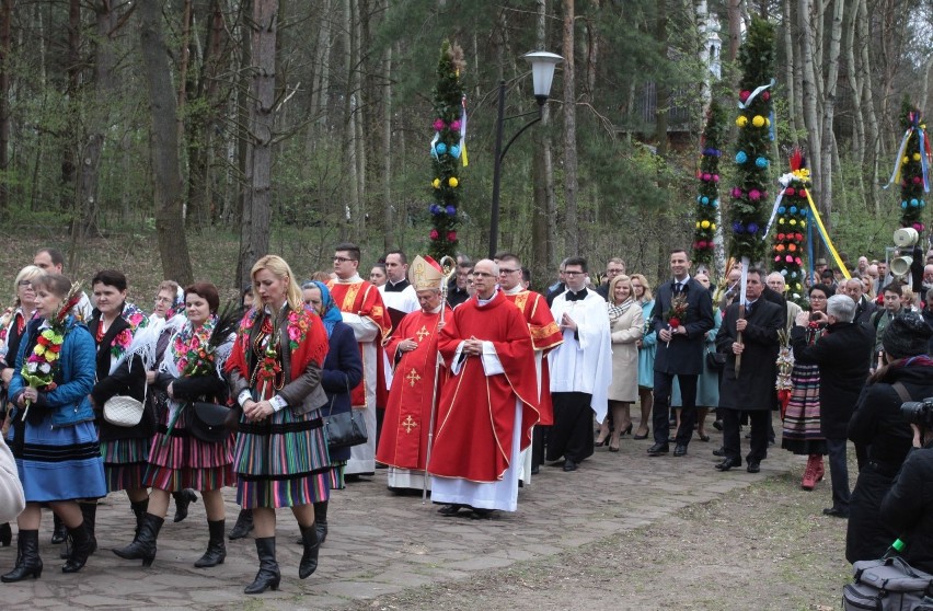 Procesja z palmami przeszła z zabytkowego kościoła na...