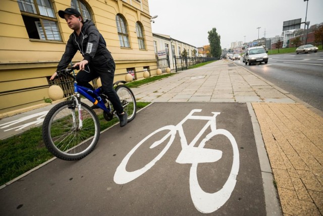 Fragment ścieżki rowerowej wzdłuż ulicy Kruszwickiej. W 2020 roku gotowe będą drogi rowerowe wzdłuż ul. Grunwaldzkiej na odcinku od Węzła Zachodniego do granicy miasta