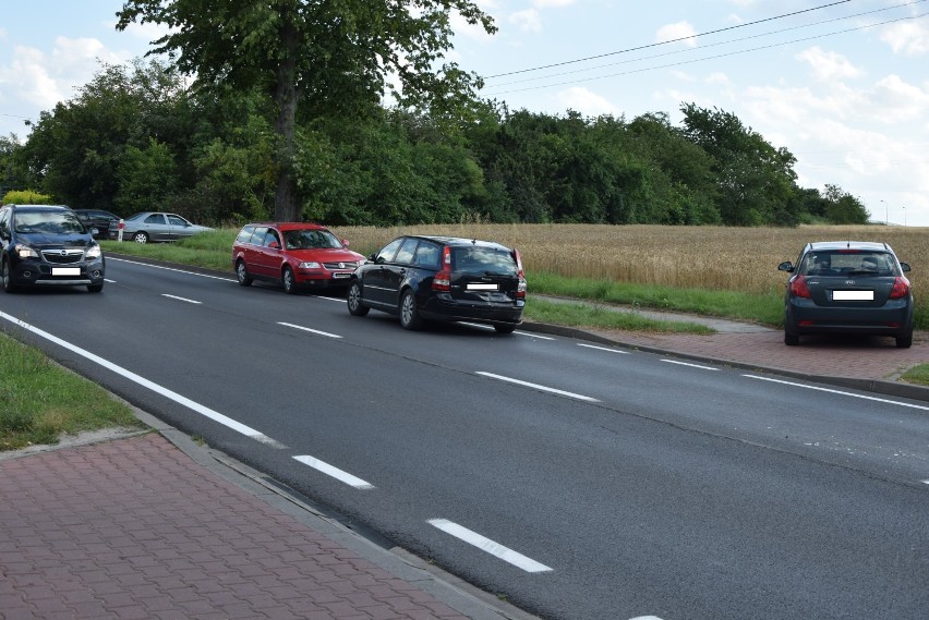 Wieluń. 32-latek mając ponad 2 promile najechał na tył volvo. Poszkodowane zostały 2 osoby ZDJĘCIA