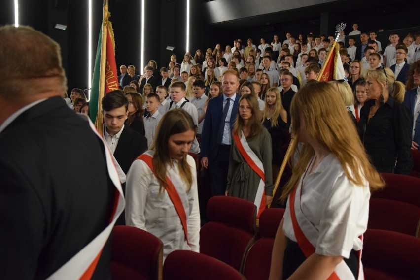 Rozpoczęcie roku szkolnego 2022/2023 w Wieluniu. Gminną Inaugurację zorganizowano w Kino-Teatrze Syrena ZDJĘCIA