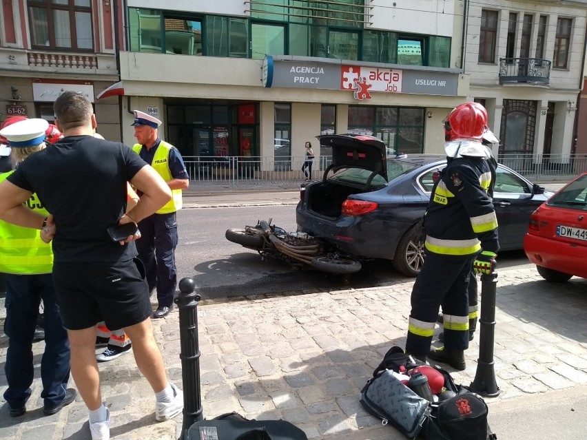 Wrocław. Groźnie wyglądający wypadek w centrum. Motocykl wbił się pod BMW. Zobacz zdjęcia