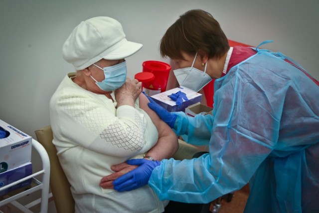 25.01.2021 wroclaw
uniwersytecki szpital kliniczny przy ulicy borowskiej
pierwszy dzien szczepien seniorow 
covid 19 koronawirus zdrowie szczepienie senior strzykawka szczepionka szczepienie 
gazeta wroclawska
pawel relikowski / polskapress