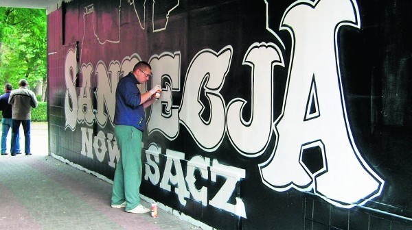 Leszek na dopracowywanie i kończenie swojego graffiti poświęca codziennie około 7-8 godzin