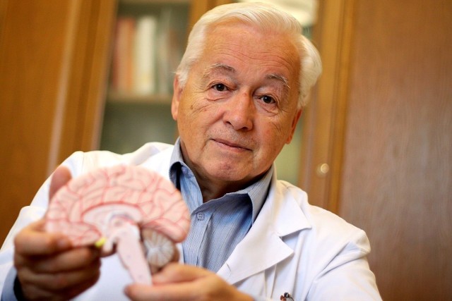 Prof. Tomasz Trojanowski jest kierownikiem kliniki neurochirurgii w SPSK4, która uważana jest za najlepszą w Polsce. Pełni również funkcje konsultanta krajowego w dziedzinie neurochirurgii. Jest prezesem PAN – Oddział w Lublinie. Autor ponad 100 prac naukowych. Laureat nagród I stopnia Ministra Zdrowia, medalu Gloria Medicinae i Komandorii Orderu Św. Sylwestra.W zeszłym roku otrzymał statuetkę Złotego Hipolita, która trafia co roku do wybitnych osobistości, cenionych za etos pracy organicznej, a ich postawa jest godna naśladowania.