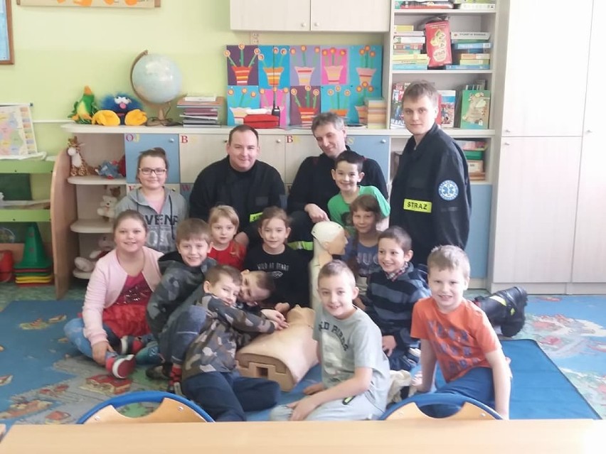 Pierwsza pomoc w szkołach w Radomsku. Strażacy z OSP Bogwidzowy uczą ratować życie