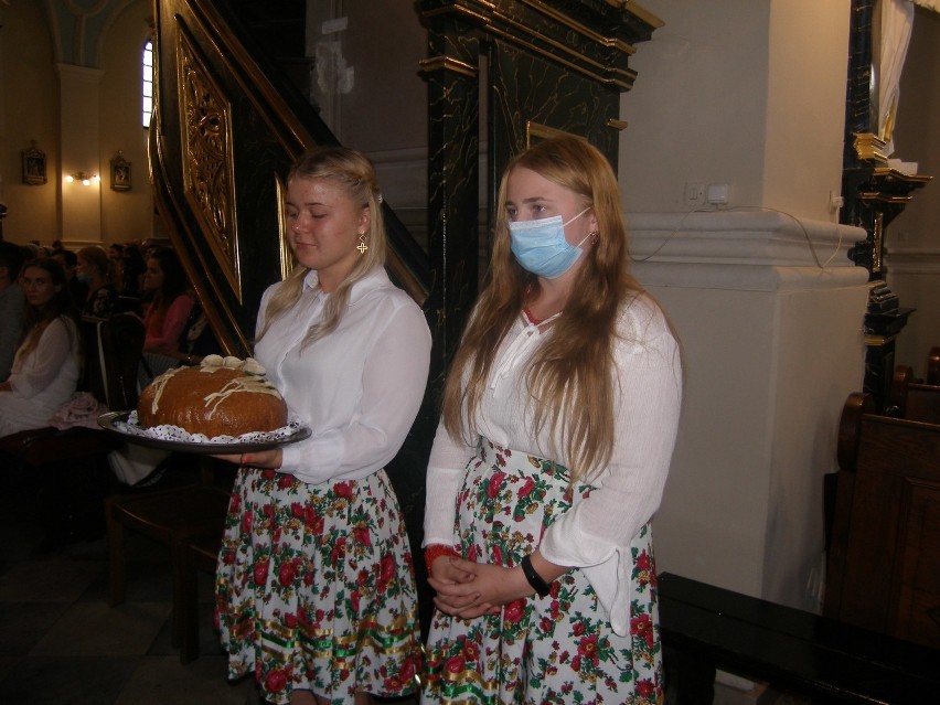 Msza święta dożynkowa w Pińczowie. Gospodynie przygotowały piękny wieniec z tegorocznych zbiorów