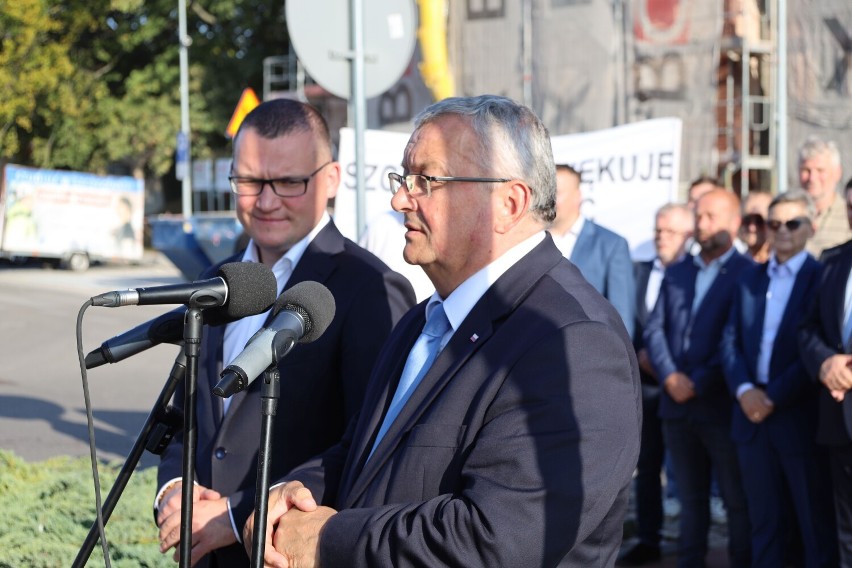 Minister infrastruktury Andrzej Adamczyk (z prawej) i...