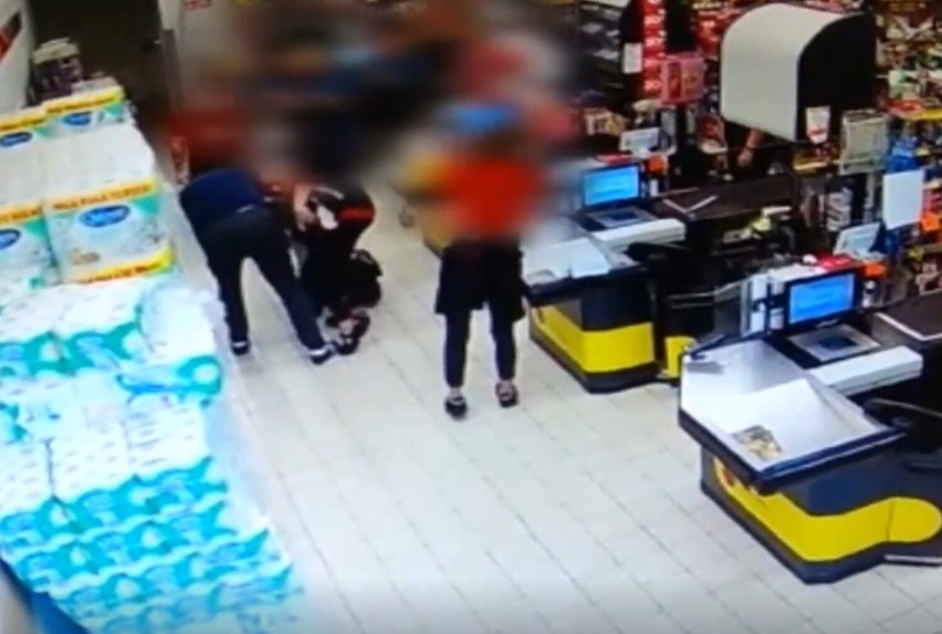 Policjant z Głogowa uratował dławiące się dziecko. Mamy nagranie ze sklepowej kamery. Zobaczcie!