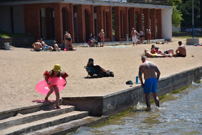 Upalna sobota na plaży w Wągrowcu. Nad Jeziorem Durowskim wypoczywają pierwsi plażowicze