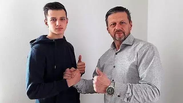 Wojciech Skrzypek (z prawej) wraz z synem Łukaszem, obecnie zawodnikiem pierwszoligowej Wisły Puławy.
