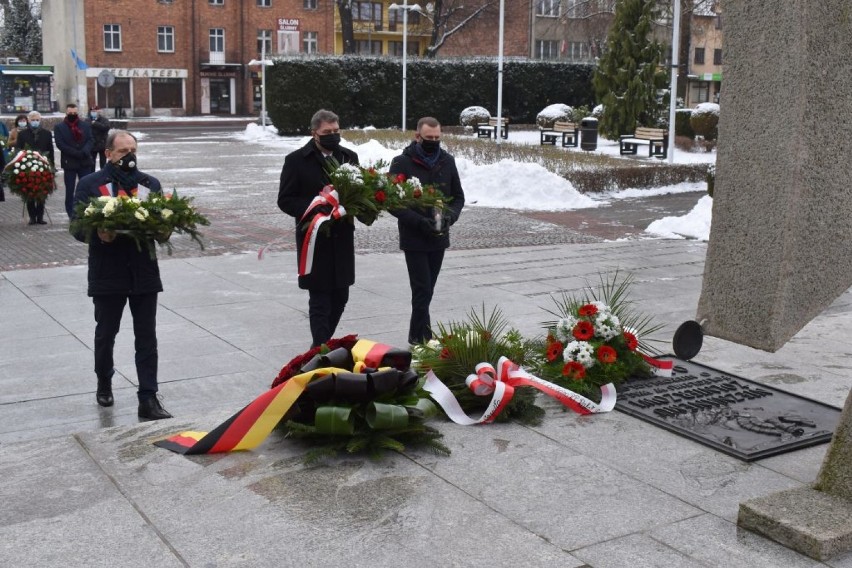 Oświęcim. Obchody 76. rocznicy wyzwolenia obozu Auschwitz i miasta. Uroczystości z udziałem władz miasta, powiatu i gminy [ZDJĘCIA]