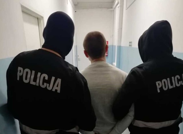 Bełchatowscy policjanci zatrzymali czterech mężczyzn, którzy usłyszeli zarzuty pobicia o charakterze chuligańskim
