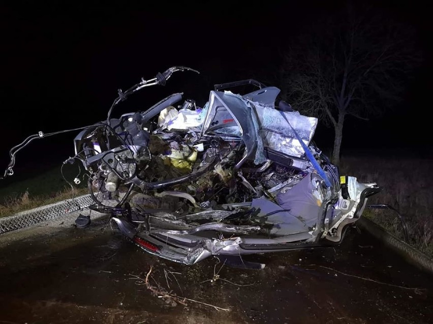 Wypadek na DK221 26.12.2019. Samochód uderzył w drzewo,...
