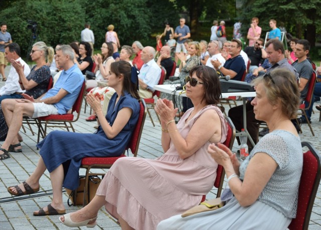 Wernisaż wystawy Andrzeja Fogtta w Muzeum Historycznym Miasta Tarnobrzega uświetnił koncert jazzowy. Zagrali Bogdan Hołownia – fortepian, Maciej Strzelczyk - skrzypce, Piotr Rodowicz – kontrabas.