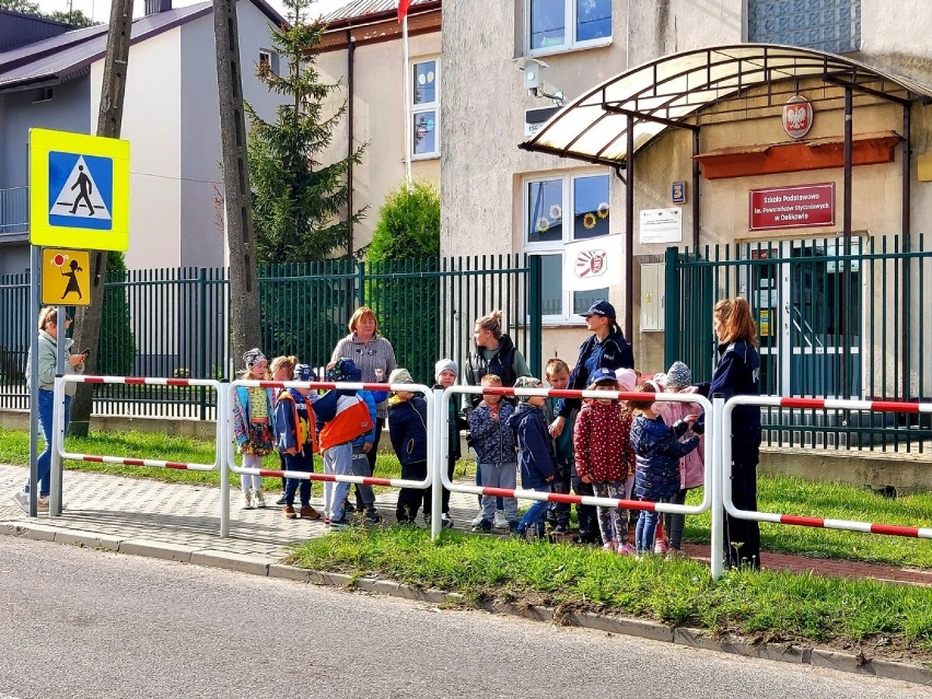 Poddębickie policjantki rozmawiały o bezpieczeństwie z przedszkolakami z Dalikowa. Warsztaty i odblaski dla dzieci ZDJĘCIA